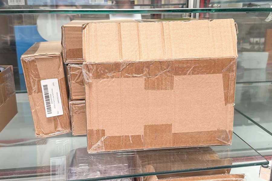 14 Werbeaufsteller, teilweise zerlegt